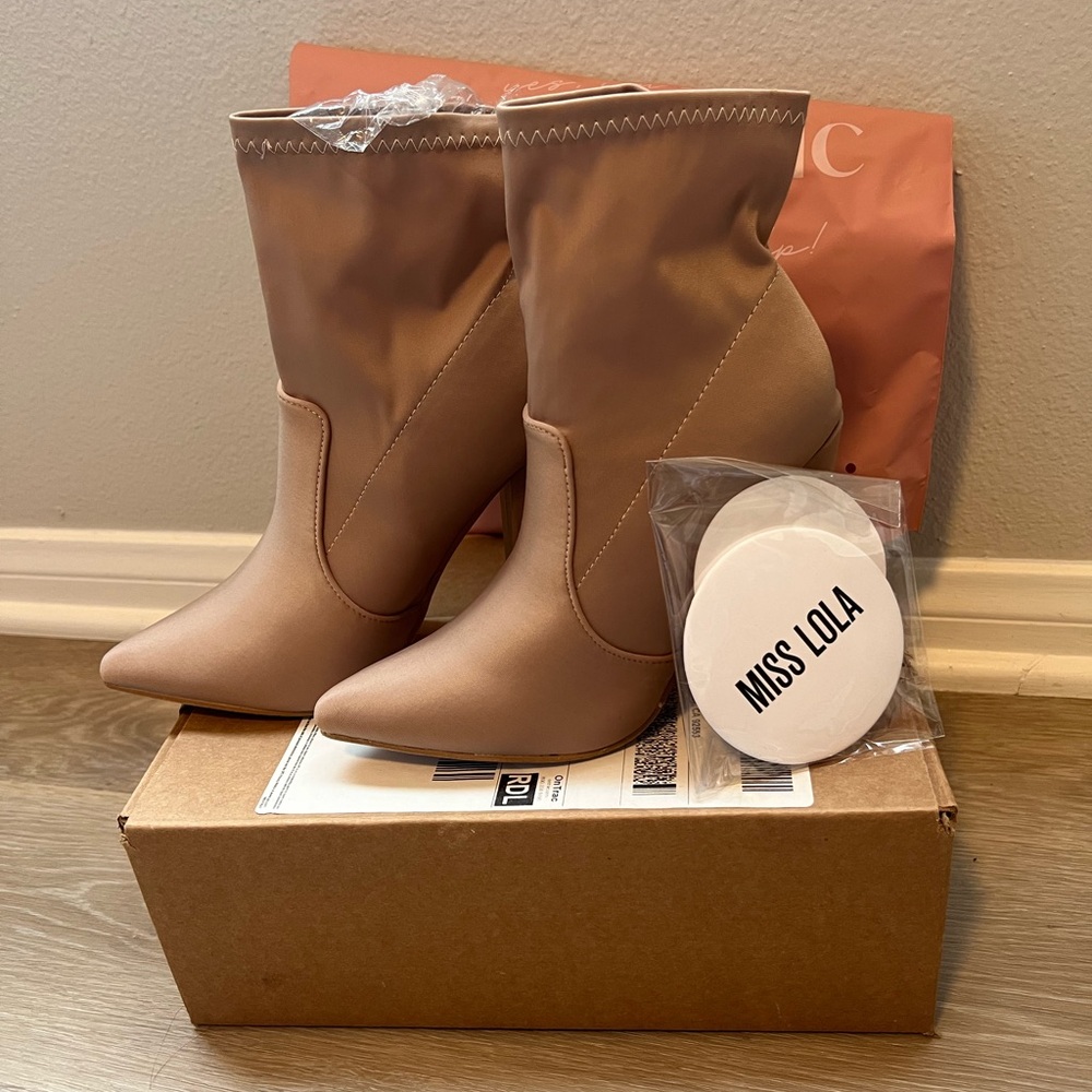 Miss Lola nude